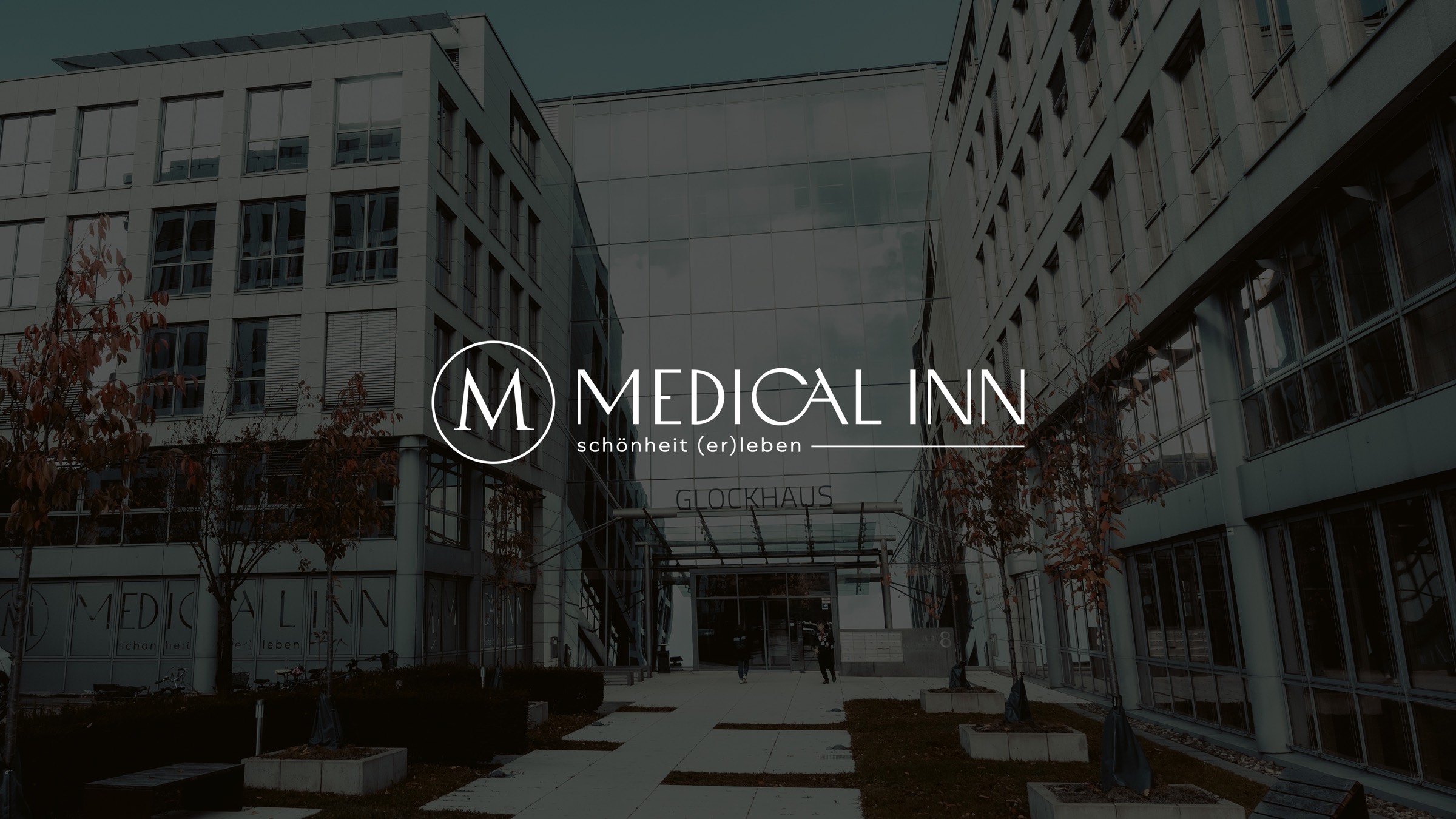 Klinikgebäude von MEDICAL INN mit Logo und Claim schönheit (er)leben