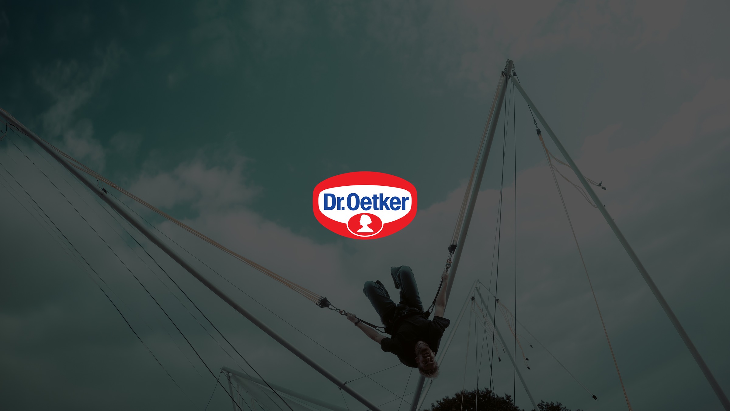 Dr. Oetker Logo über der Bungee-Attraktion der Suprema Pop-up Experience
