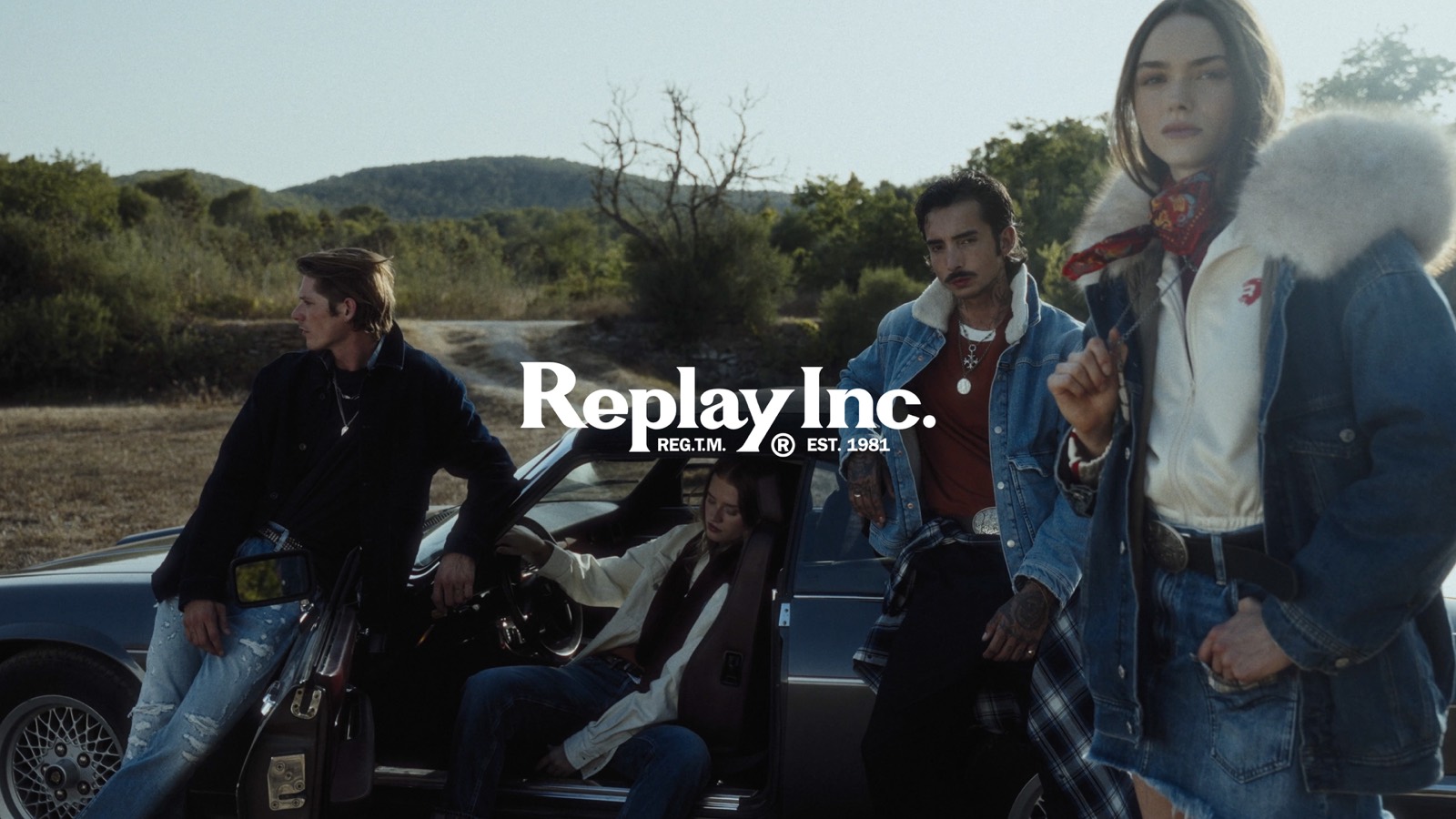 Kampagnenmotiv der REPLAY Fall/Winter 2026 Kampagne mit Cast vor weiter Landschaft