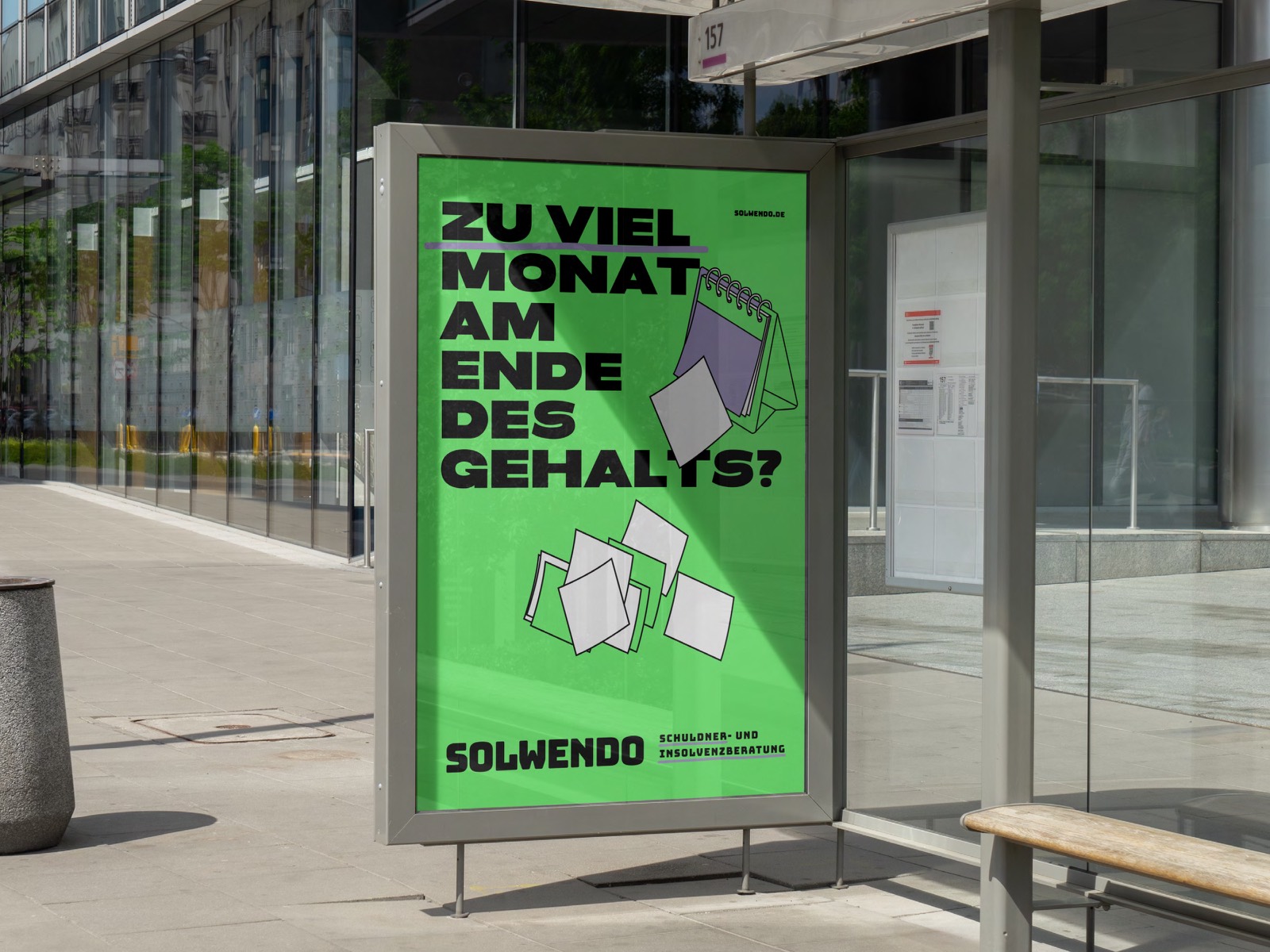 City-Light-Poster an einer Bushaltestelle mit der Frage „Zu viel Monat am Ende des Gehalts?“